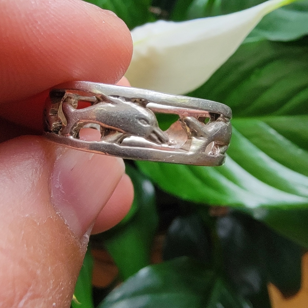Elegant 925 Sterling Silver Dolphin Ring Size  8. - Picture 5 of 6
